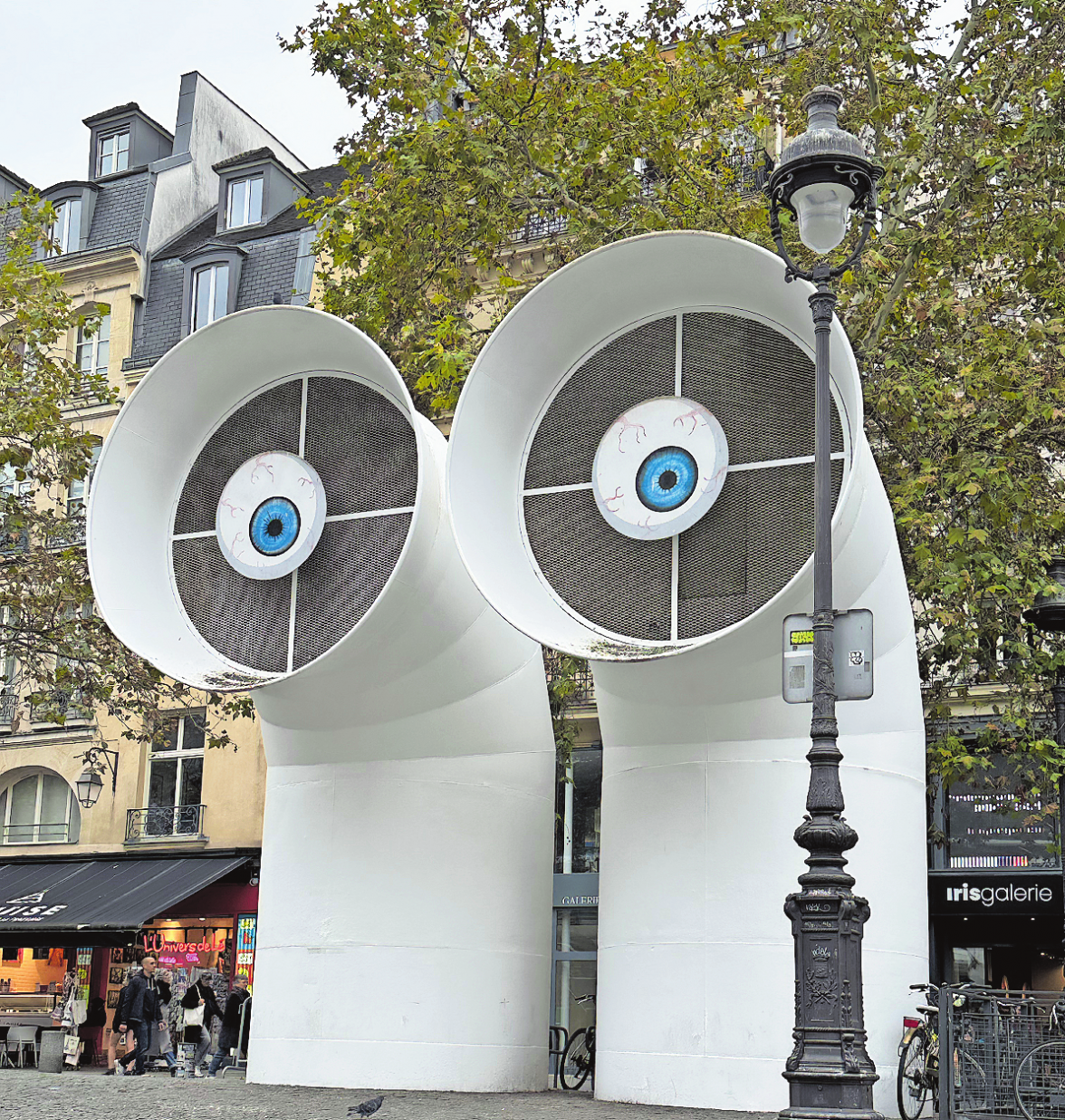 ÜBERDIMENSIONALE LÜFTUNGEN AUF DEM PLATZ VOR DEM CENTRE POMPIDOU SIND FÜR MANCHE SCHON KUNST.