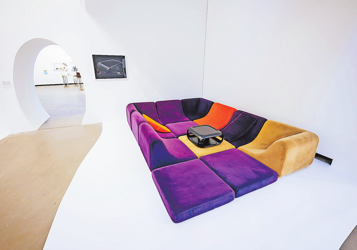 FOTO: BESIM MAZHIQI AUCH DAS LEGENDÄRE SOFA VON ROSENTHAL“ WAR EIN ENTWURF VON LUIGI COLANI. AKTUELL ZU BEWUNDERN IN DER AUSSTELLUNG IM MARTA HERFORD“.