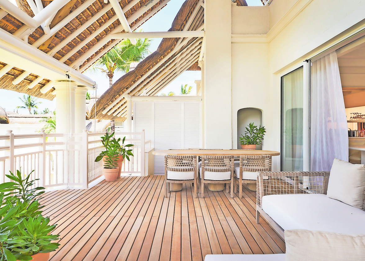 <p class="MsoNormal"><span lang="DE">Gebleichte Hölzer, natürliches Leinen und opulente Kissen schaffen auf der Terrasse ein Szenario, in dem der Sommer nie zu Ende geht. </span>Foto: Lux* Resorts & Hotels<span lang="DE"><o:p></o:p></span></p>