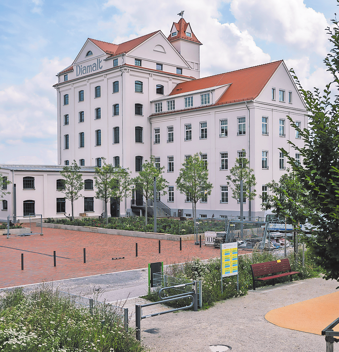 DAS NEUE ENSEMBLE IN ALLACH BIETET GRÜNE FREIFLÄCHEN.