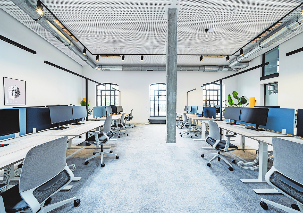 IM INNEREN FINDEN SICH MODERNE ARBEITSWELTEN - VOM OPEN SPACE BIS ZU KLEINEREN MEETINGRÄUMEN UND GROSSEN KONFERENZBEREICHEN.