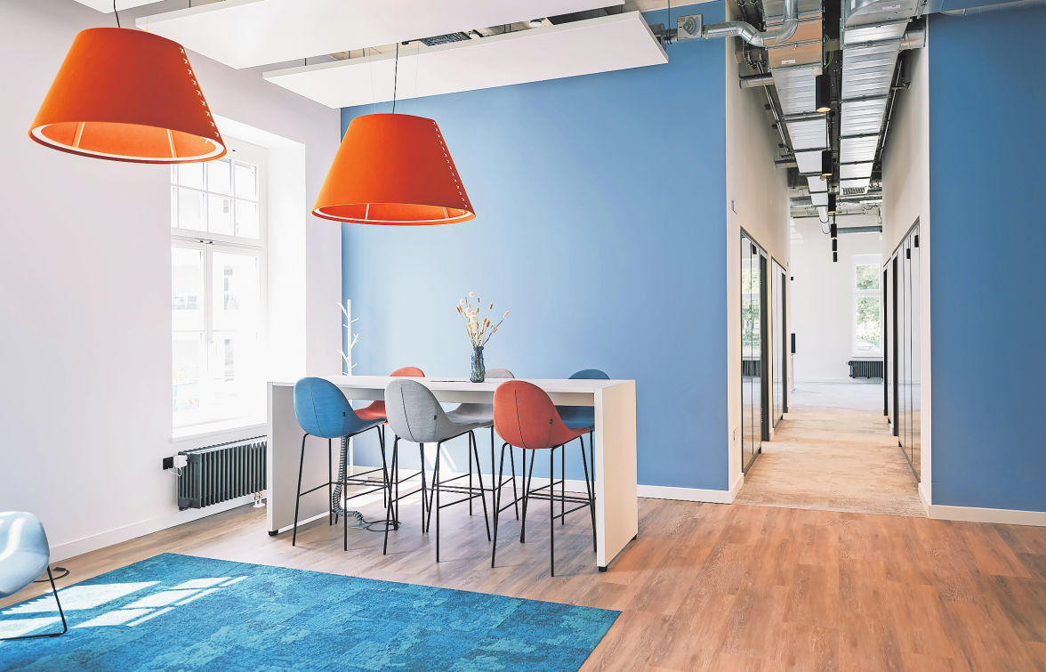 SO GEHT NEW WORK: ARBEITSPLÄTZE IN RÄUMLICHKEITEN IM FRISCHEN INTERIOR DESIGN.