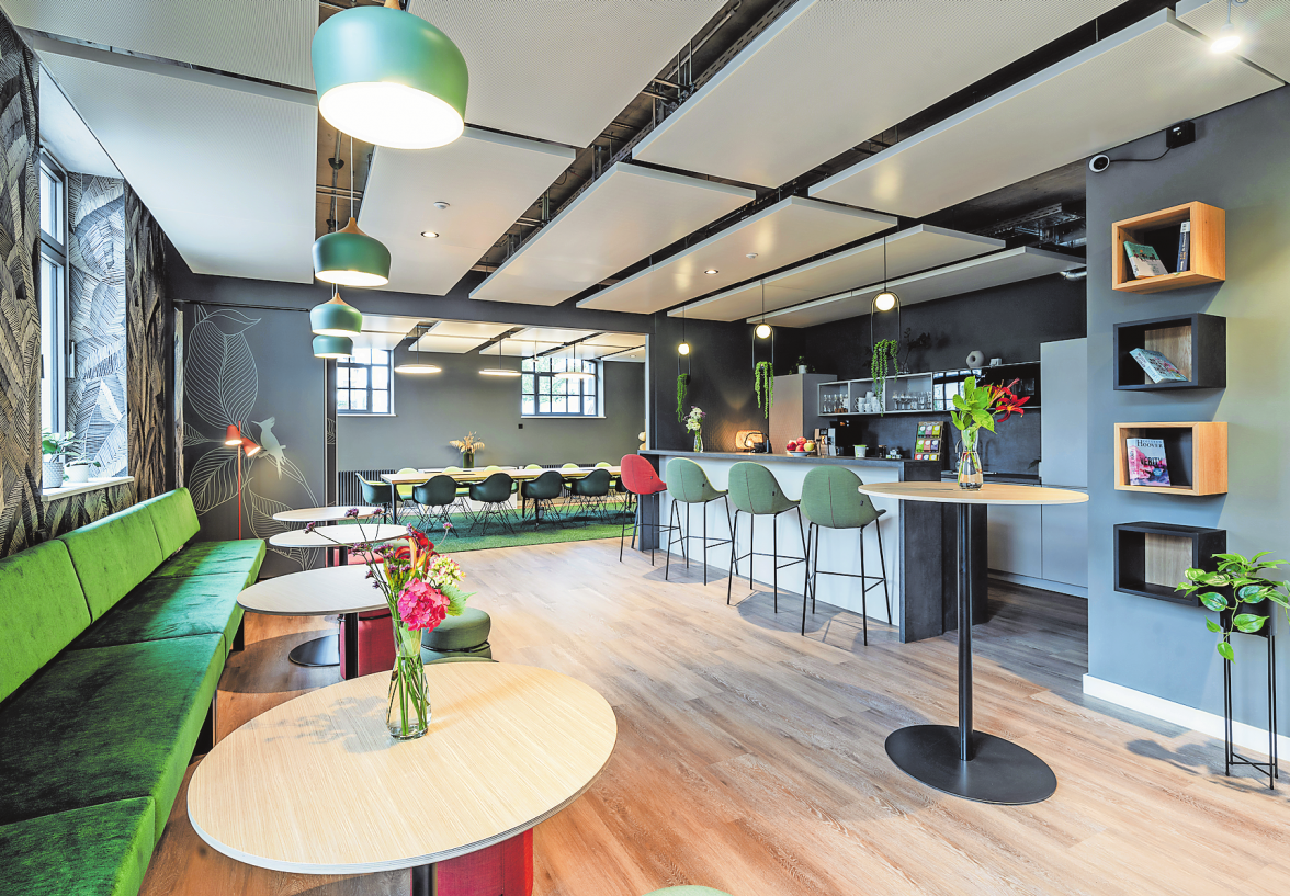 DAS STYLISH GESTALTETE CAFÉ EIGNET SICH FÜR INFORMELLE MEETINGS ODER DIE MITTAGSPAUSE.