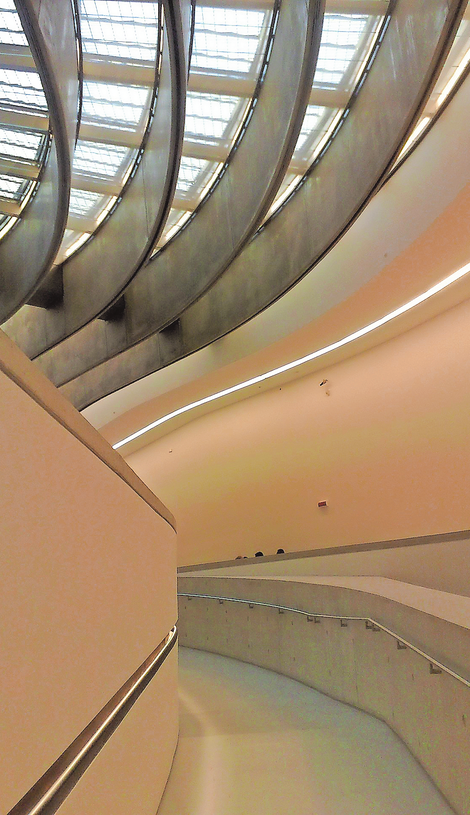 Lichtbänder unterstreichen effektvoll die geschwungenen Formen des Gebäudes. Foto: Pixabay