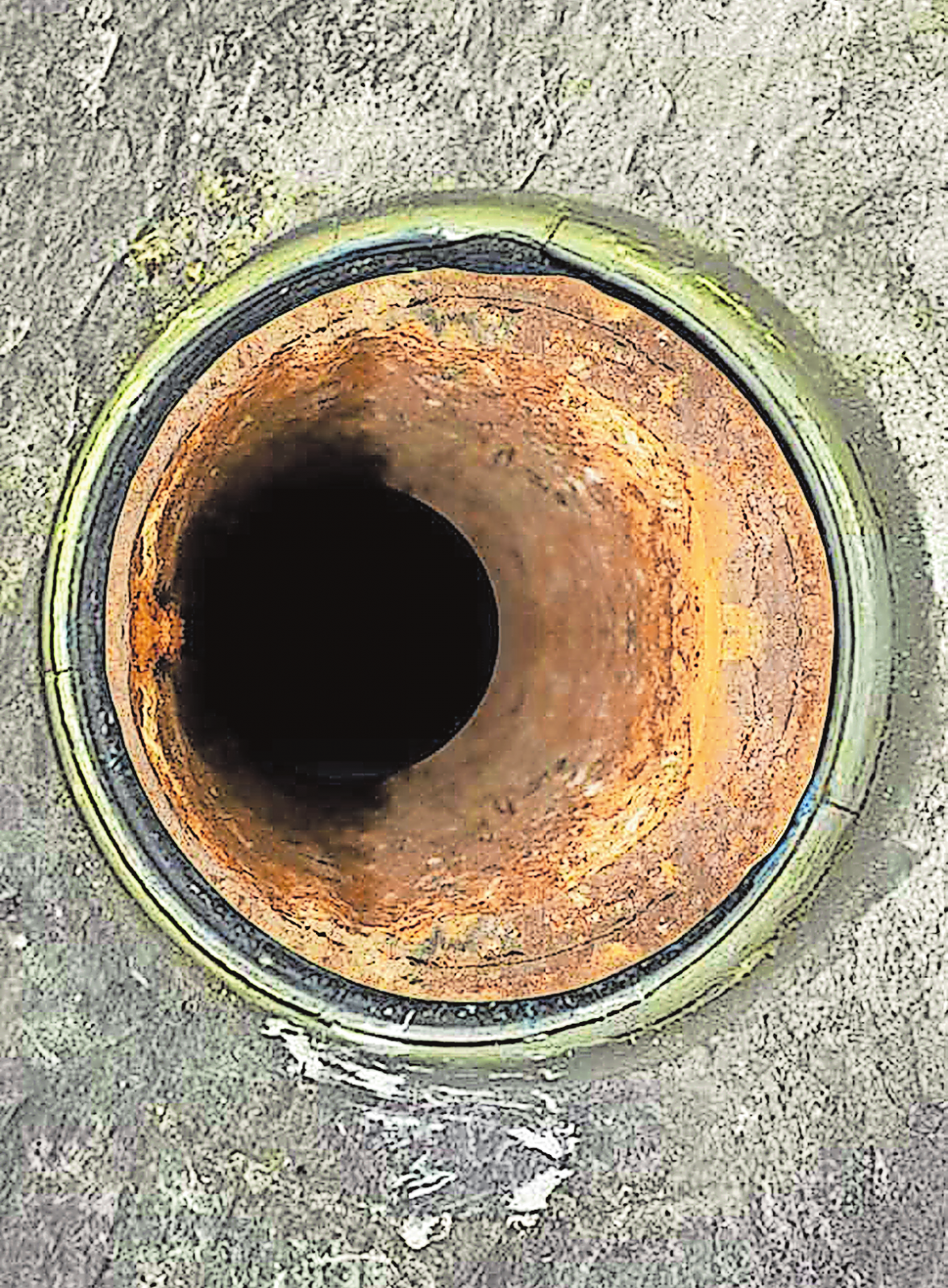 Ein in die Jahre gekommenes Rohr, stark von Korrosion angegriffen, weist nach der Reinigung keine ebene Oberfläche auf...