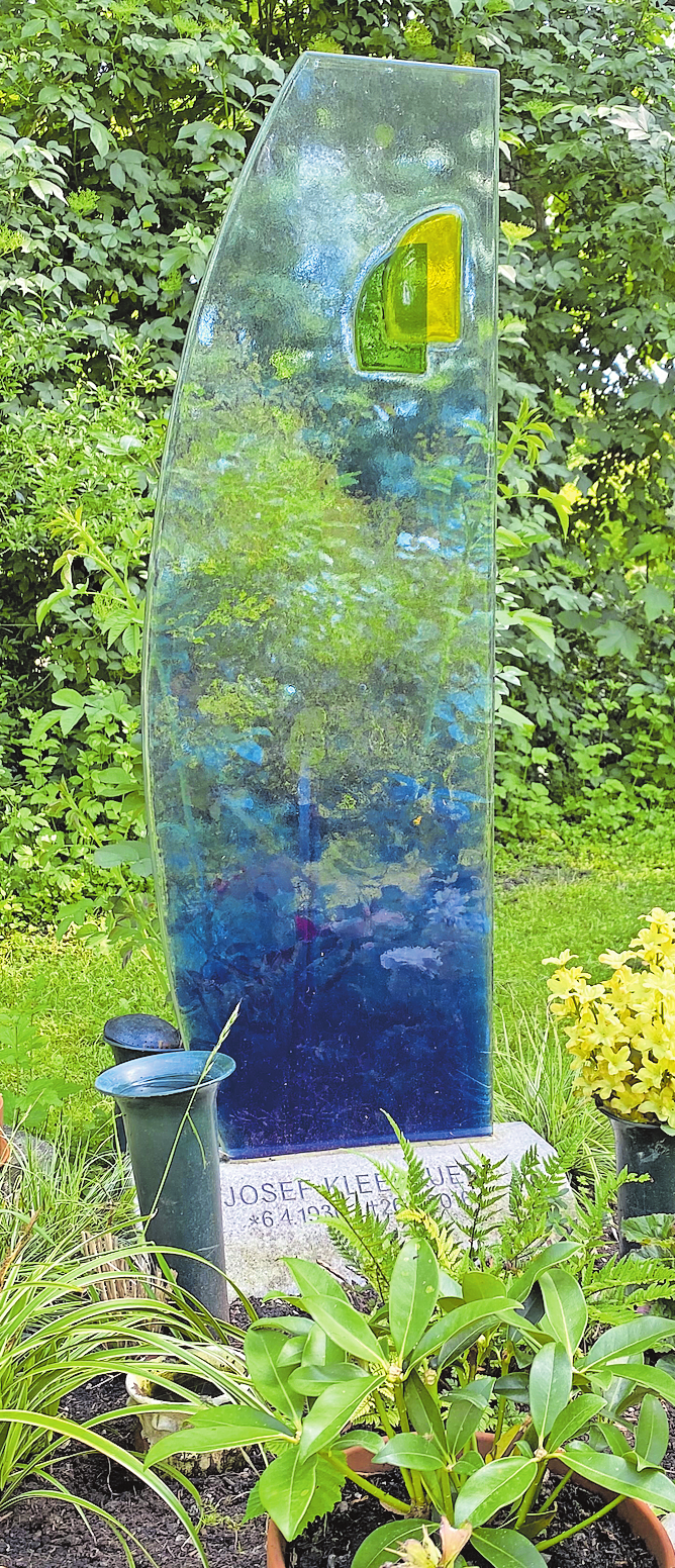 Ein leuchtendes Segel aus Ganzglas auf einem Sockel aus Stein. Foto: Gabriele Metzger
