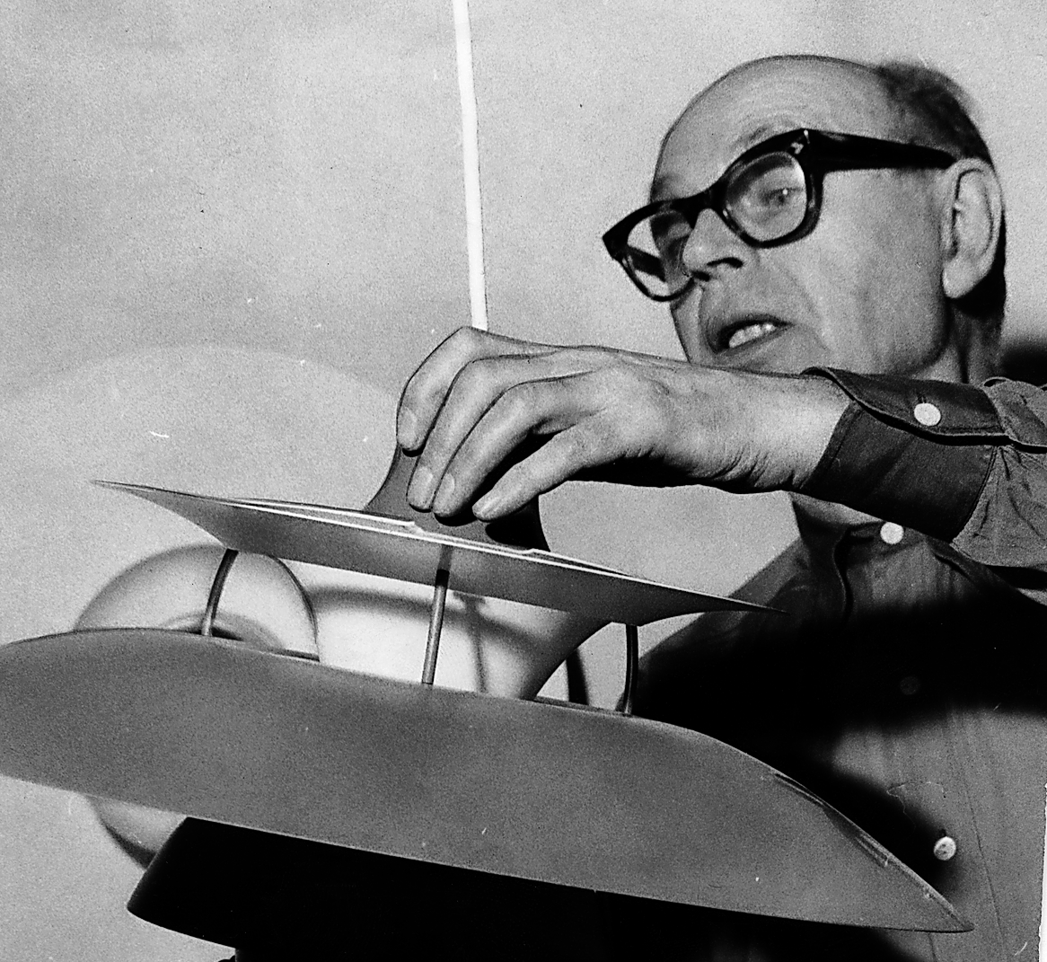 POUL HENNINGSEN MIT EINEM DER ERSTEN PH5EXEMPLARE IN DEN 1950ER-JAHREN.