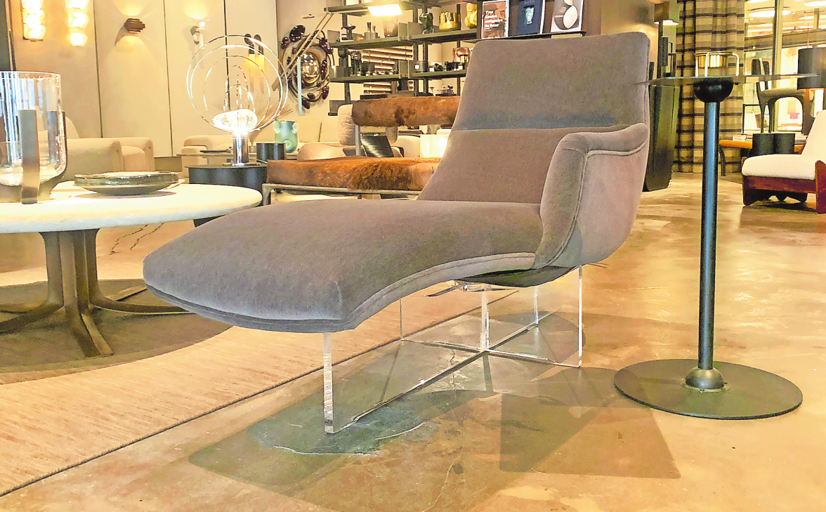 <span data-start="0" data-end="52">Der deutschstämmige Möbeldesigner Vladimir Kagan</span> entwarf diese Chaiselongue mit ihren fließenden Linien und einem Fuß aus Plexiglas