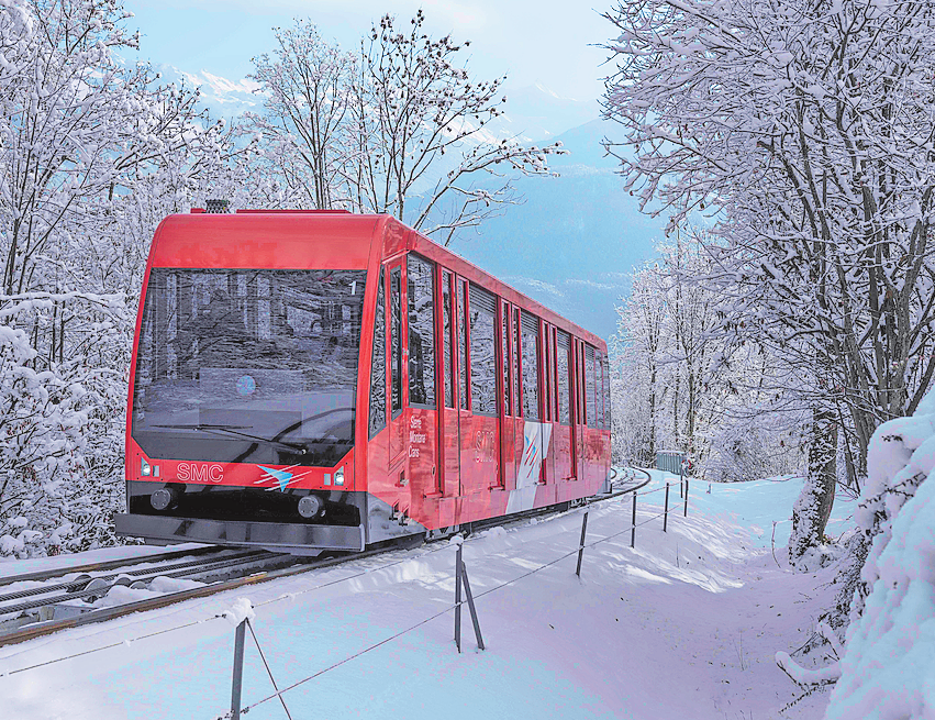 DIE STANDSEILBAHN SIERRE-CRANS-MONTANA IM WINTERLICHEN AUFSTIEG. SIE ERHIELT KÜRZLICH EIN ENERGETISCHES MAKE-OVER. FOTO: DOPPELMAYR