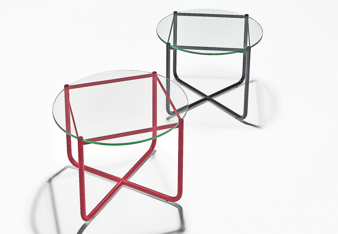 DIESE BEIDEN „MR TABLES“ STAMMEN AUS DER FEDER DES ARCHITEKTEN MIES VAN DER ROHE UND TRAGEN NUN EBENFALLS EIN ULTRAMATTES BEINKLEID. FOTO: KNOLL INTERNATIONAL