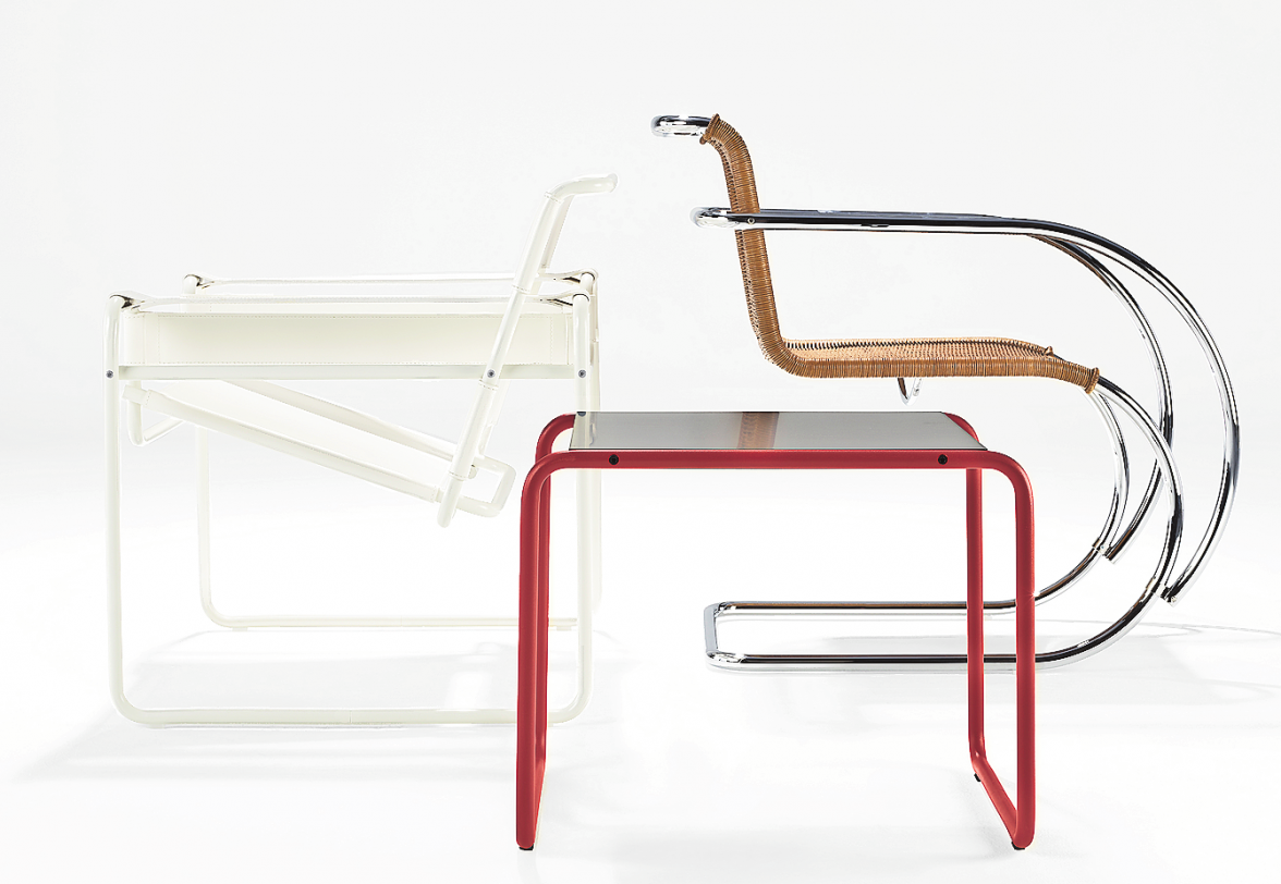 IKONISCHES TRIO FÜR EIGENHEIM UND BÜRO: „WASSILY CHAIR“ IN WEISS, "LACCIO TABLE“ IN ROT UND DAZU EIN VERCHROMTER ARMLEHNSTUHL MIT RATTAN VON THONET. FOTO: KNOLL INTERNATIONAL