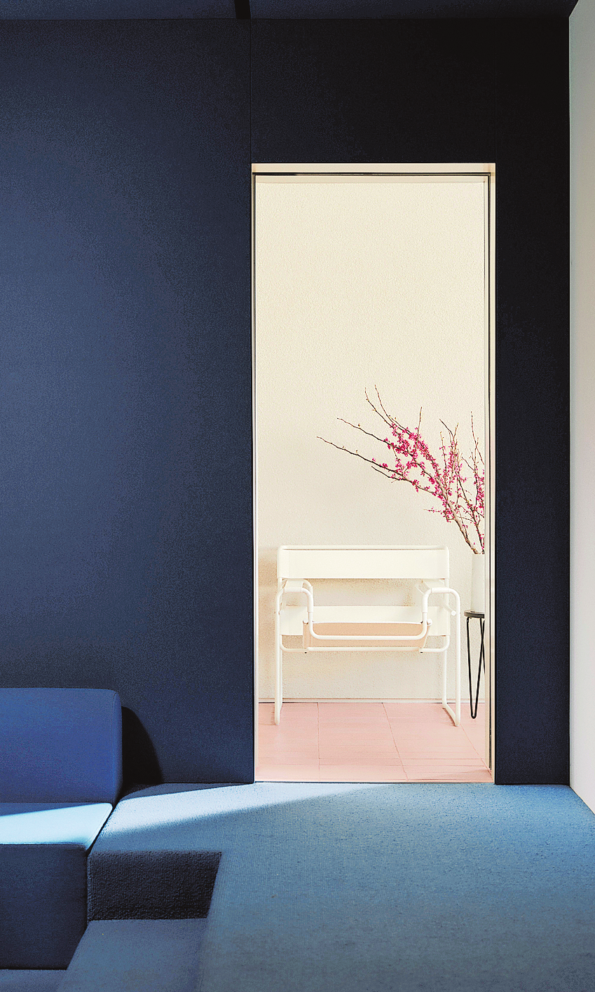 DAS 1938 GEGRÜNDETE UNTERNEHMEN KNOLL GILT ALS GUTE ADRESSE FÜR MODERNES DESIGN. DIE NEUEN ULTRAMATTEN OBERFLÄCHEN STEHEN AUCH DEM „WASSILY CHAIR“ IN CREMEWEISS GUT. FOTO: KNOLL