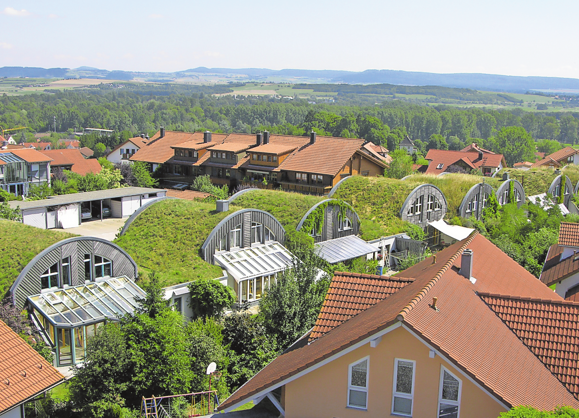 IN DONAUESCHINGEN WURDE EINE GANZE REIHE DER TONNENGEWÖLBE-HÄUSER GEBAUT. DIE AUSSERGEWÖHNLICHE ARCHITEKTUR IST EIN GANZ BESONDERER HINGUCKER. FOTO: SOLARC