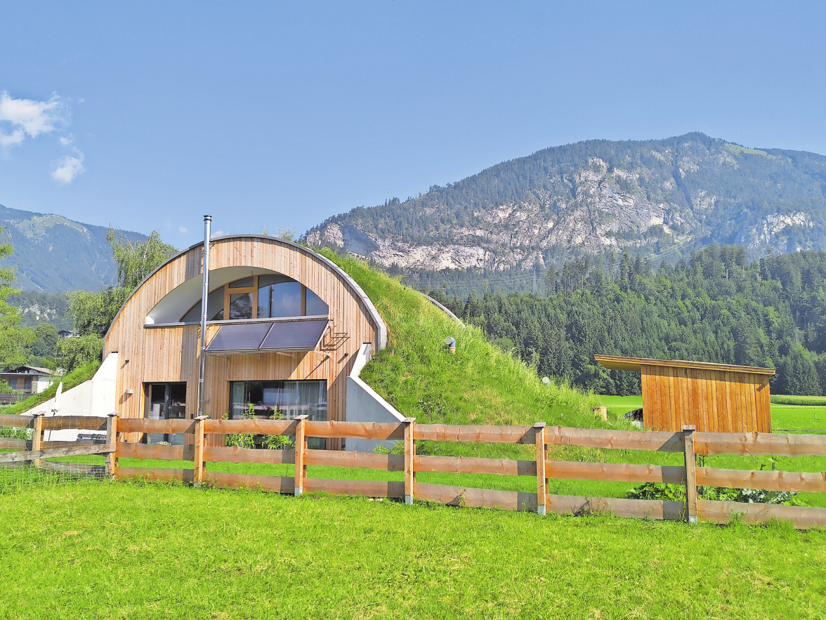 LICHT UND SONNE SIND AUCH BEI ERDHÜGELHÄUSERN FÜR DIE POSITIVE ENERGIEBILANZ ESSENZIELL FOTO: SOLARC