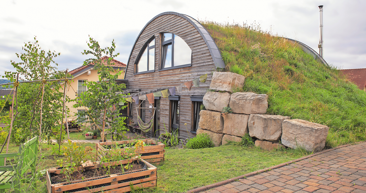 EIN ERDHÜGELHAUS WIRKT FAST WIE EIN GÄNGIGES EINFAMILIENHAUS. FOTO: SOLARC