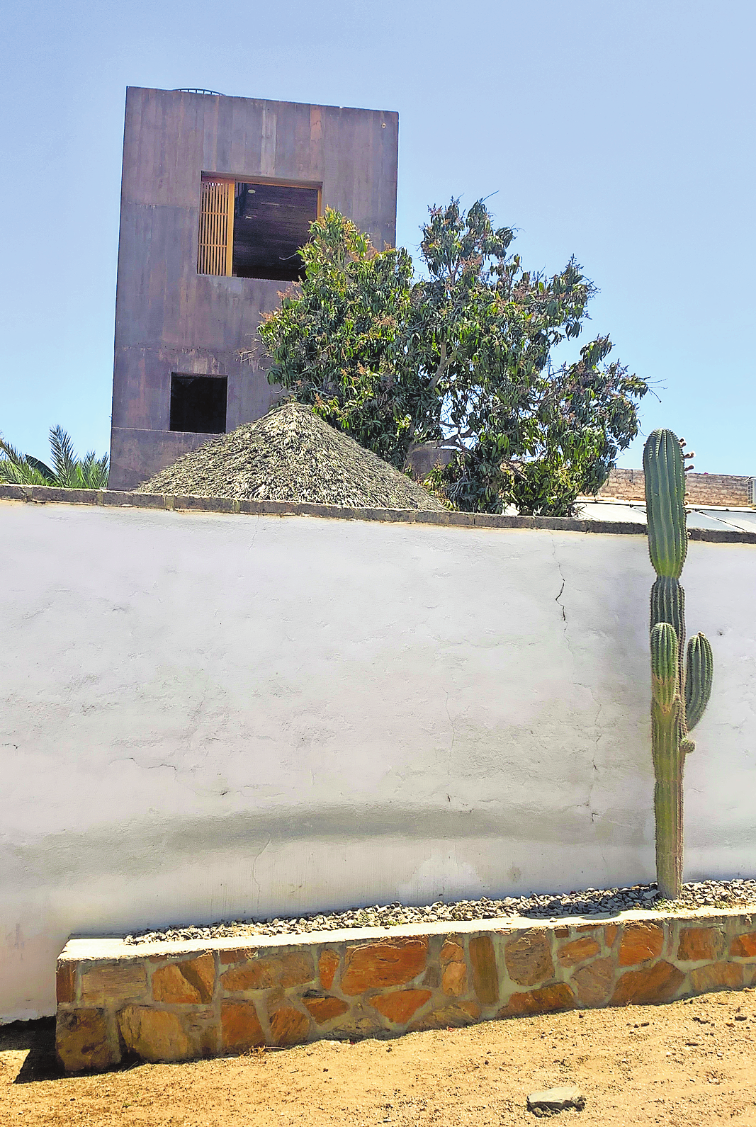 MINIMALISTISCHER WOHNTURM IM STADTKERN VON TODOS SANTOS. MIT SEINER BRÄUNLICHEN FARBGEBUNG GREIFT DER BAU DIE TRADITIONEN DER LANDESKULTUR AUF. FOTO: FRANZISKA HORN