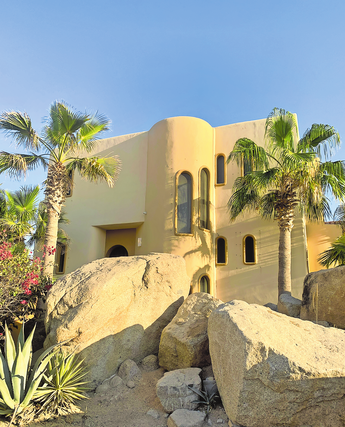 IN NATÜRLICHEN NUANCEN GEHALTEN UND MIT GERUNDETEN LINIEN, SO PASST SICH DIESES WOHNHAUS IM KÜSTENORT CABO BELLO AN SEINE UMGEBUNG AN. FOTO: FRANZISKA HORN