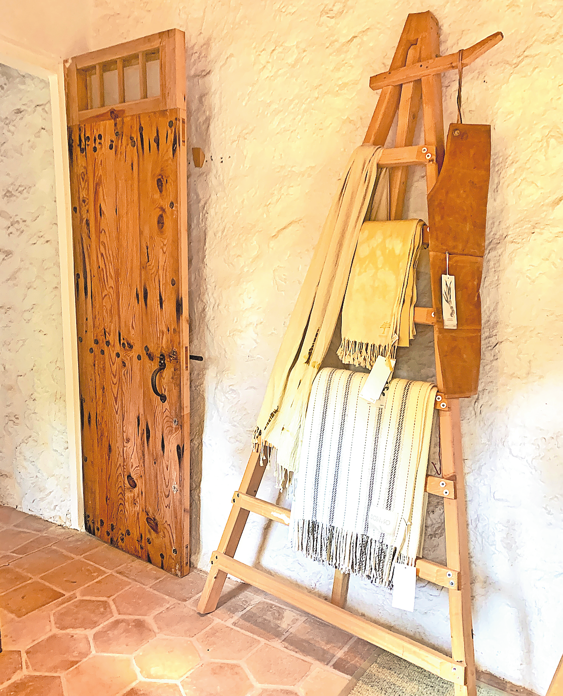 Holz, Leder, Stein, Wolle – wertvolle heimische Materialien, die sich in durchdachte Produkte mit langer Lebensdauer verwandeln. Foto: Franziska Horn