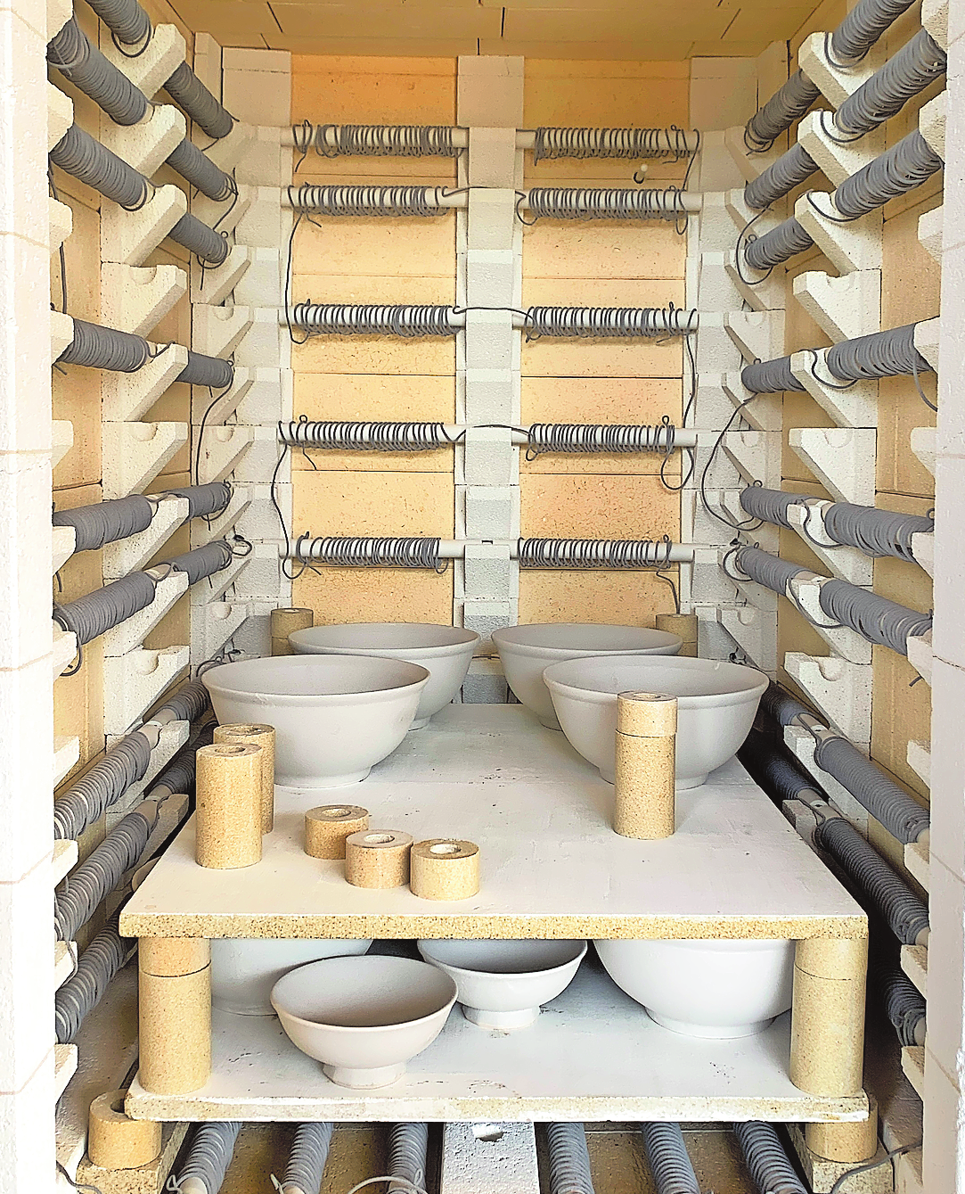 In der Werkstatt wird die Sonmo-Keramik entworfen und hergestellt – in Verbindung von traditioneller Handwerkskunst und moderner Technik. Foto: Franziska Horn