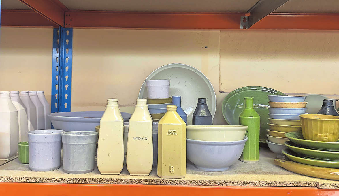 Die Glasuren werden aus heimischer Kiefern- und Olivenasche hergestellt – dabei entstehen einzigartige Farb- und Texturvariationen, die jedes Stück zum Unikat machen. Foto: Franziska Horn