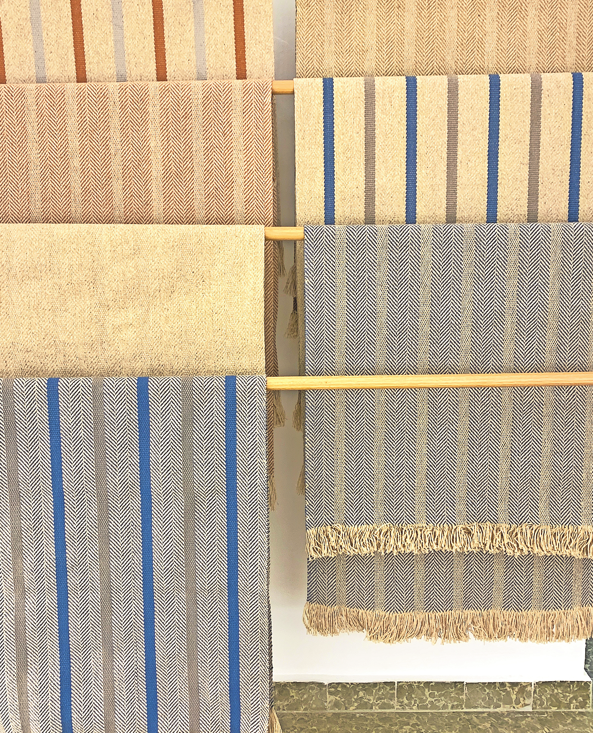 Die Wolle vom mallorquinischen Rotschaf wird auf alten Webstühlen zu Decken und Teppichen mit klassischen Mustern verarbeitet. Foto: Franziska Horn