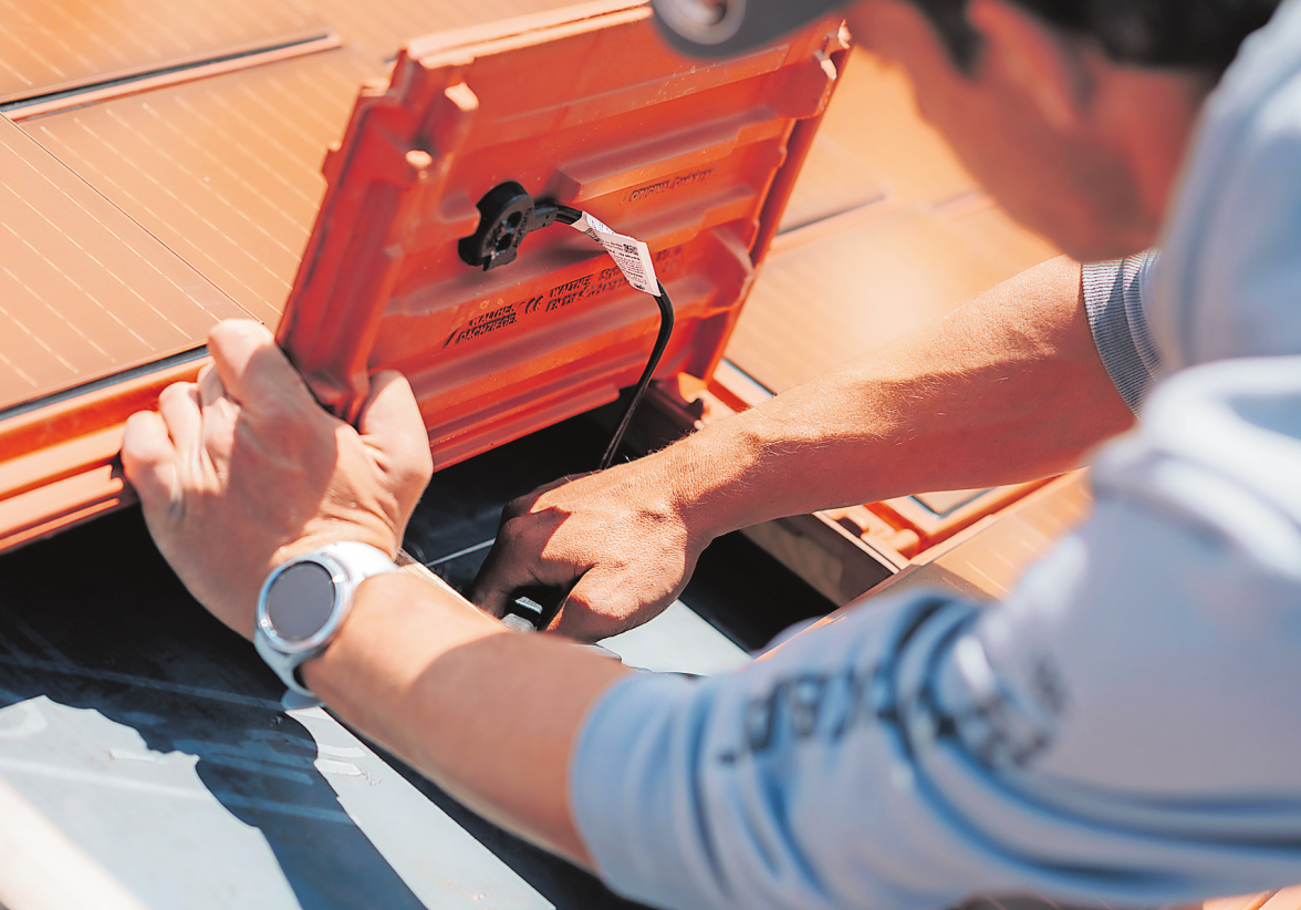 OPTISCH FÜGEN SICH DIE SOLARZIEGEL UNAUFFÄLLIG UND „DENKMALKONFORM“ EIN. FOTO: MATTHIAS HOFNER/BAYERISCHES LANDESAMT FÜR DENKMALPFLEGE