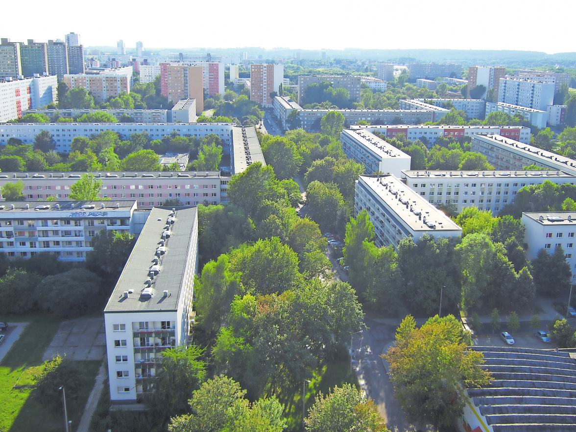 DIE GRÖSSTE DEUTSCHE PLANSTADT IST HALLE-NEUSTADT. SIE WURDE AB 1967 ALS EINE CHEMIEARBEITERSTADT MIT EIGENER INFRASTRUKTUR ANGELEGT. FOTO: WIKIMEDIA / GERALD KNIZIA