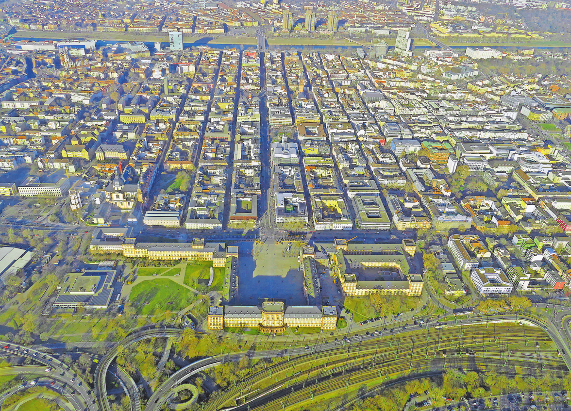 DAS MANNHEIMER SCHLOSS UND DIE DANACH AUSGERICHTETEN QUADRATE FOLGEN DEM MUSTER EINER BAROCKEN ANLAGE NACH VERSAILLER VORBILD. FOTO: WIKIMEDIA / ROLF KICKUTH