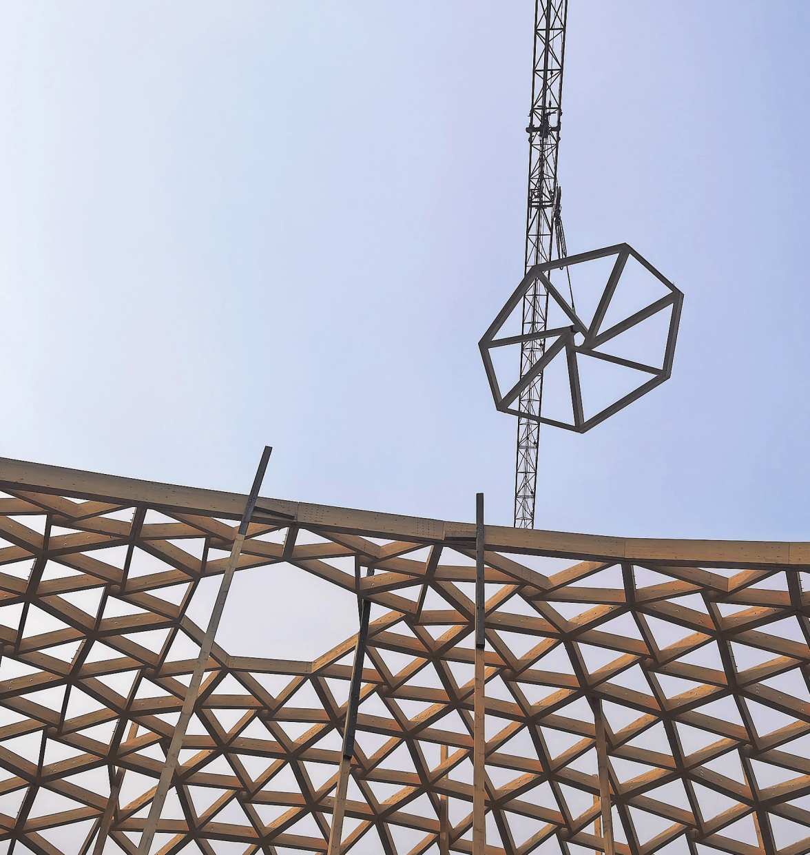 DAS LETZTE DER 168 WABEN-ELEMENTE BEIM EINBAU IN DIE KUPPEL. FOTO: HEIDI WOLF/LGS