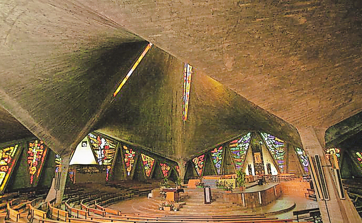 BESONDEREN REIZ ENTFALTEN DIE KIRCHEN VON FÉLIX CANDELA. DIE GROTTENARTIGEN SCHALENKONSTRUKTIONEN UND DIE NAHEZU MYSTISCHE LICHTGESTALTUNG SIND DABEI SEINE MARKENZEICHEN. DIE MADRIDER KIRCHE NUESTRA SEÑORA DE GUADALUPE VON 1962/63 IST EIN ÜBERAUS REIZVOLLES BEISPIEL DAFÜR. FOTO: ARQUITECTURA Y EMPRESA/ENFOTOMADRID