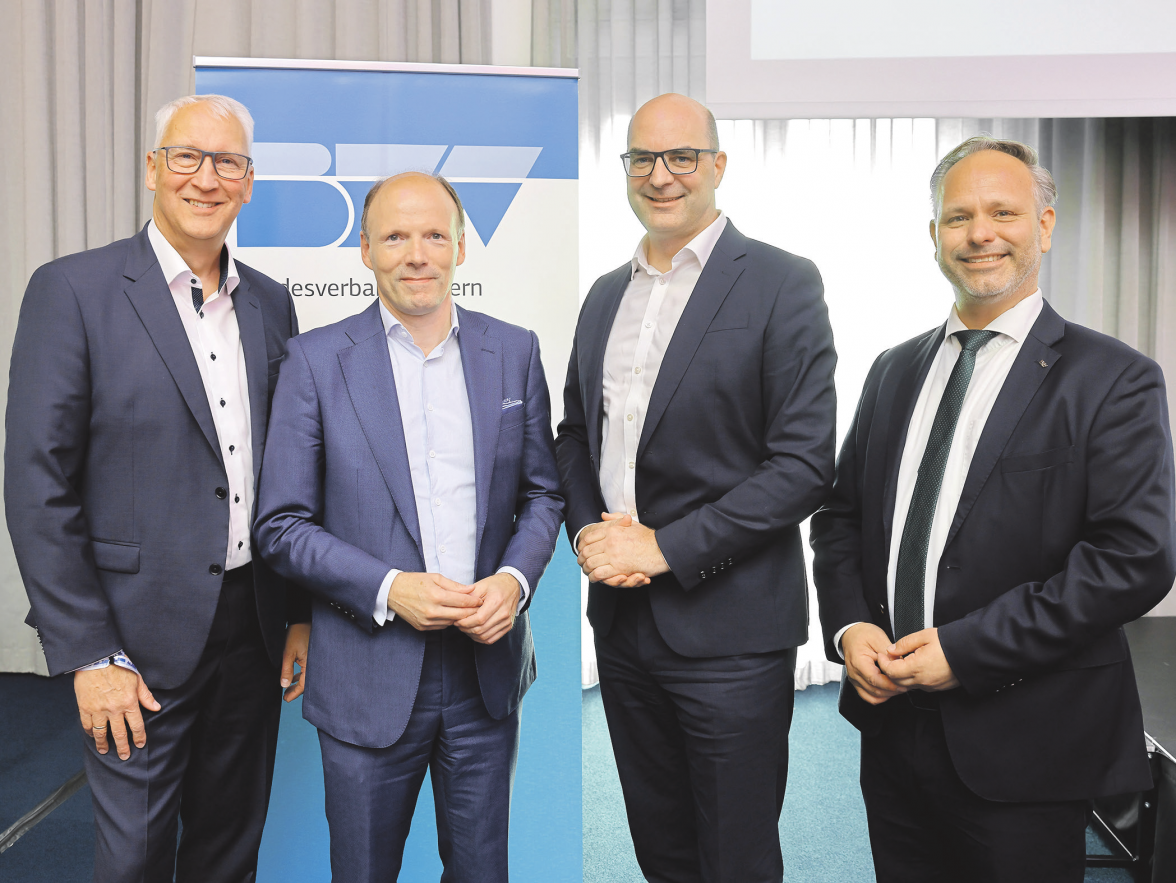 Der BFW Bayern begrüßt zwei prominente Gäste, welche die Immobiliennacht eröffneten: v.r.n.l.: Geschäftsführer Peter Hülsen; Michael Kießling, MdB; Präsident Andreas Eisele; Maximilian Oertle