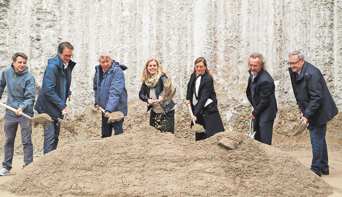 V.L.N.R.: SEAN SIMPSON (N-V-O ARCHITEKTEN), CLEMENS NUYKEN (N-V-O ARCHITEKTEN), JOS (VORSITZENDER DES BEZIRKSAUSSCHUSSES LAIM), KATJA STROHÄKER (ABTEILUNGSLEITERIN D BEZIRKS MITTE IM REFERAT FÜR STADTPLANUNG UND BAUORDNUNG), NICOLE SCHÄTZE (BAUHE AS OTTMANN (BAUHERR), GERHARD WINKLER (FWM BAUART). FOTOS UND VISUALISIERUNG: U