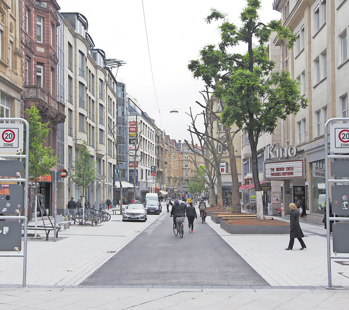 EIN GELUNGENES BEISPIEL FÜR SHARED SPACE IST DER ZENTRAL GELEGENE ABSCHNITT DER TÜBINGER STRASSE IN STUTTGART. DIE RÜCKEROBERUNG DES STRASSENRAUMS DAUERTE NICHT LANGE. FOTO: WIKIMEDIA/MUSSKLPROZZ
