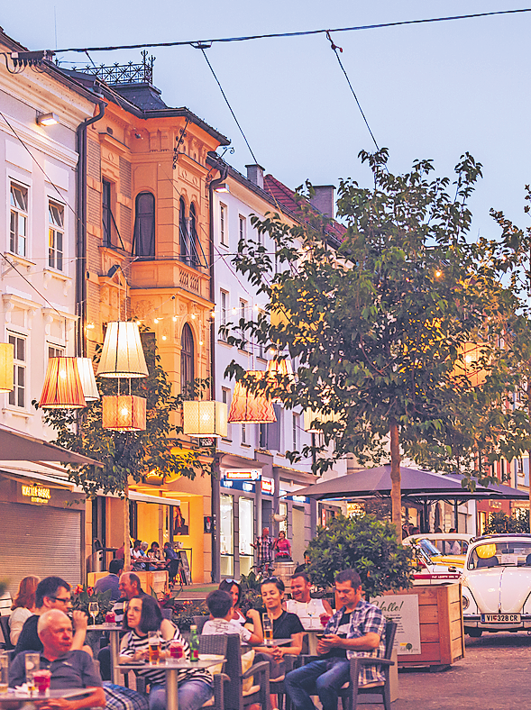 DAS ZENTRUM VON VILLACH IM ÖSTERREICHISCHEN KÄRNTEN HAT SICH SEIT DER UMGESTALTUNG 2012 IN EINEN SHARED SPACE DEUTLICH BELEBT. DIE LEBENSRAUMFUNKTION WIRD ÜBERALL FÜRS SOZIALE MITEINANDER GENUTZT. FOTO: MARTA GILLNER/STADT VILLACH