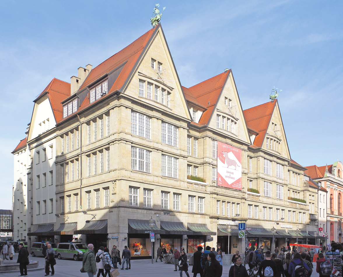 Historische Warenhäuser wie der Oberpollinger von 1905 in Münchens Neuhauser Strasse erlebten seit der Einrichtung der Fussgängerzone eine Aufwertung. Da die Abgase fernbleiben, ist deren Erhaltung weniger kostspielig. Foto: WIKIMEDIA/BERTHOLD WERNER