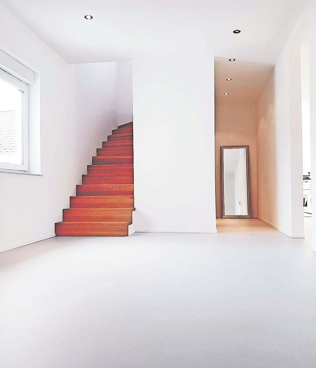DIE KOMBINATION MIT HOLZ BETONT BEIDE MATERIALIEN UND BIETET EINEN SCHÖNEN KONTRAST. FOTO: EPI GROUP