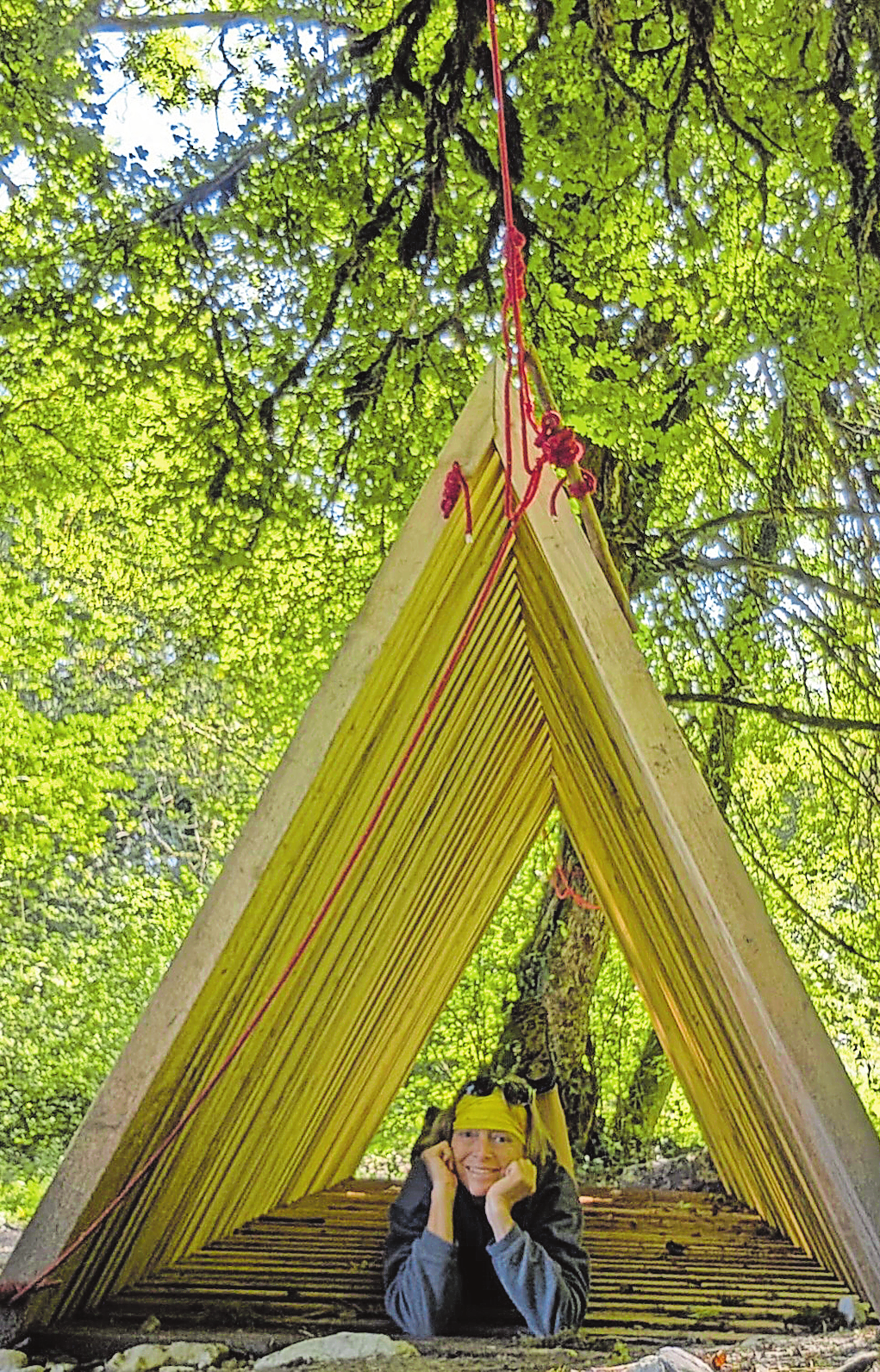 DIE "CABANE" WIRKT WIE EIN GEWEBTER SCHUTZRAUM.   FOTO: PATRIZIA STEIPE