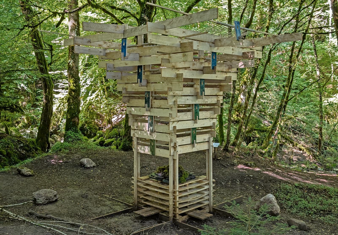 BEI DIESER KONSTRUKTION VERWANDELT SICH DAS WASSER IN EINEN MOOSTEPPICH.   FOTO: PATRIZIA STEIPE