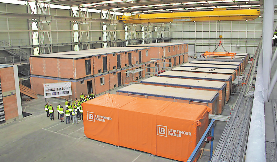 IM WERK IN PFEFFENHAUSEN WERDEN DIE MODULE VORGEFERTIGT. DIE ANLIEFERUNG DER MODULE ERFOLGT PER LKW. FOTO: LEIPFINGER-BADER