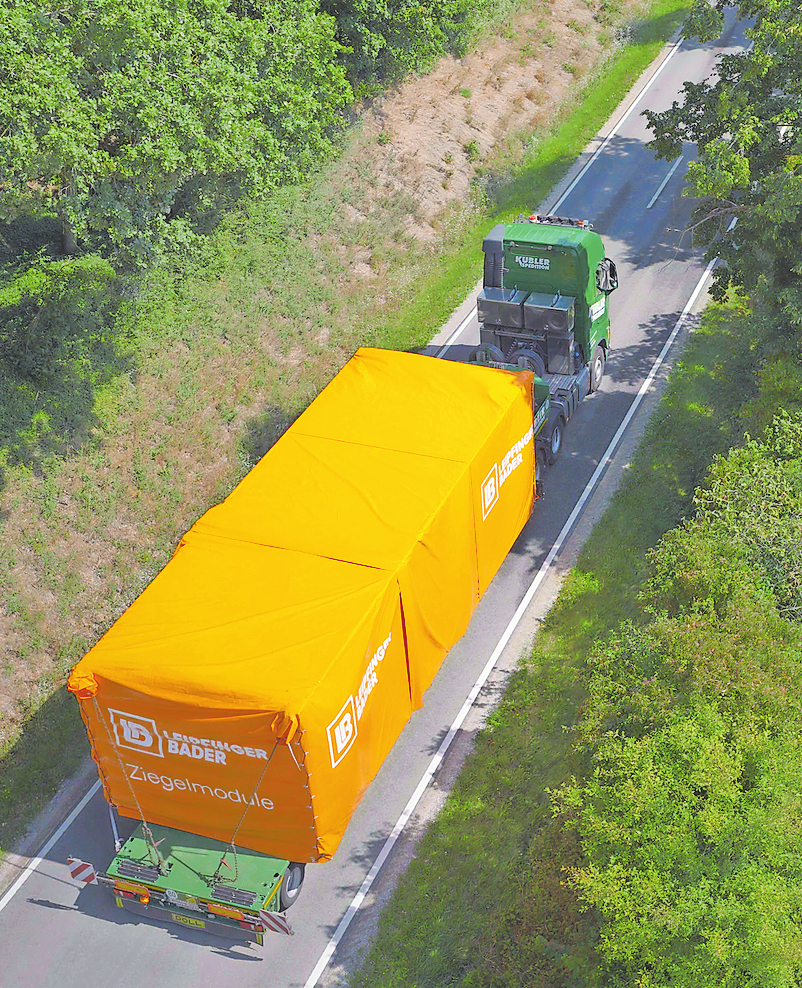 IM WERK IN PFEFFENHAUSEN WERDEN DIE MODULE VORGEFERTIGT. DIE ANLIEFERUNG DER MODULE ERFOLGT PER LKW. FOTO: LEIPFINGER-BADER