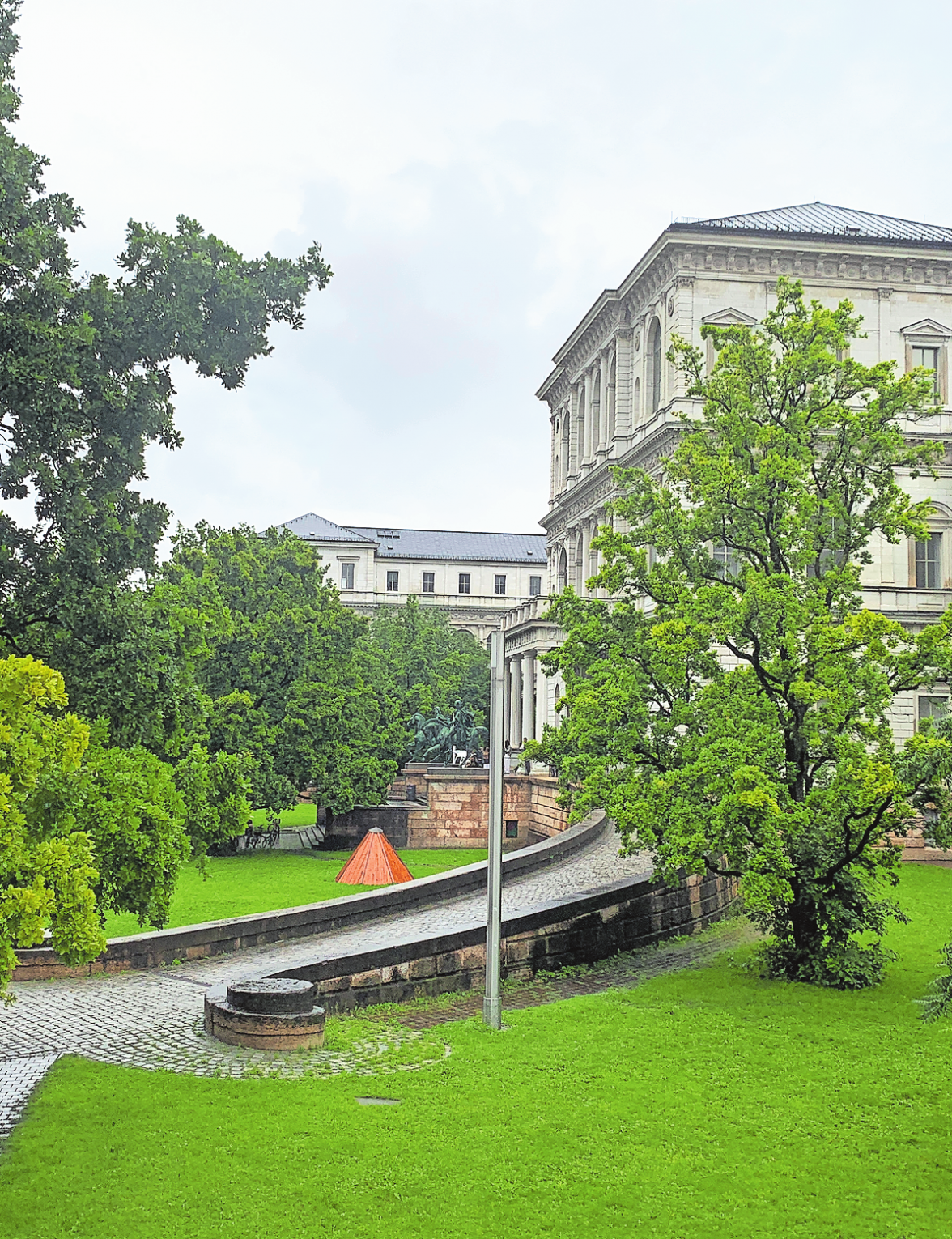 DIE 1886 IM STIL DER NEORENAISSANCE ERBAUTE AKADEMIE IST EINE DER BEDEUTENDSTEN KUNSTHOCHSCHULEN DEUTSCHLANDS UND STEHT UNTER DENKMALSCHUTZ.