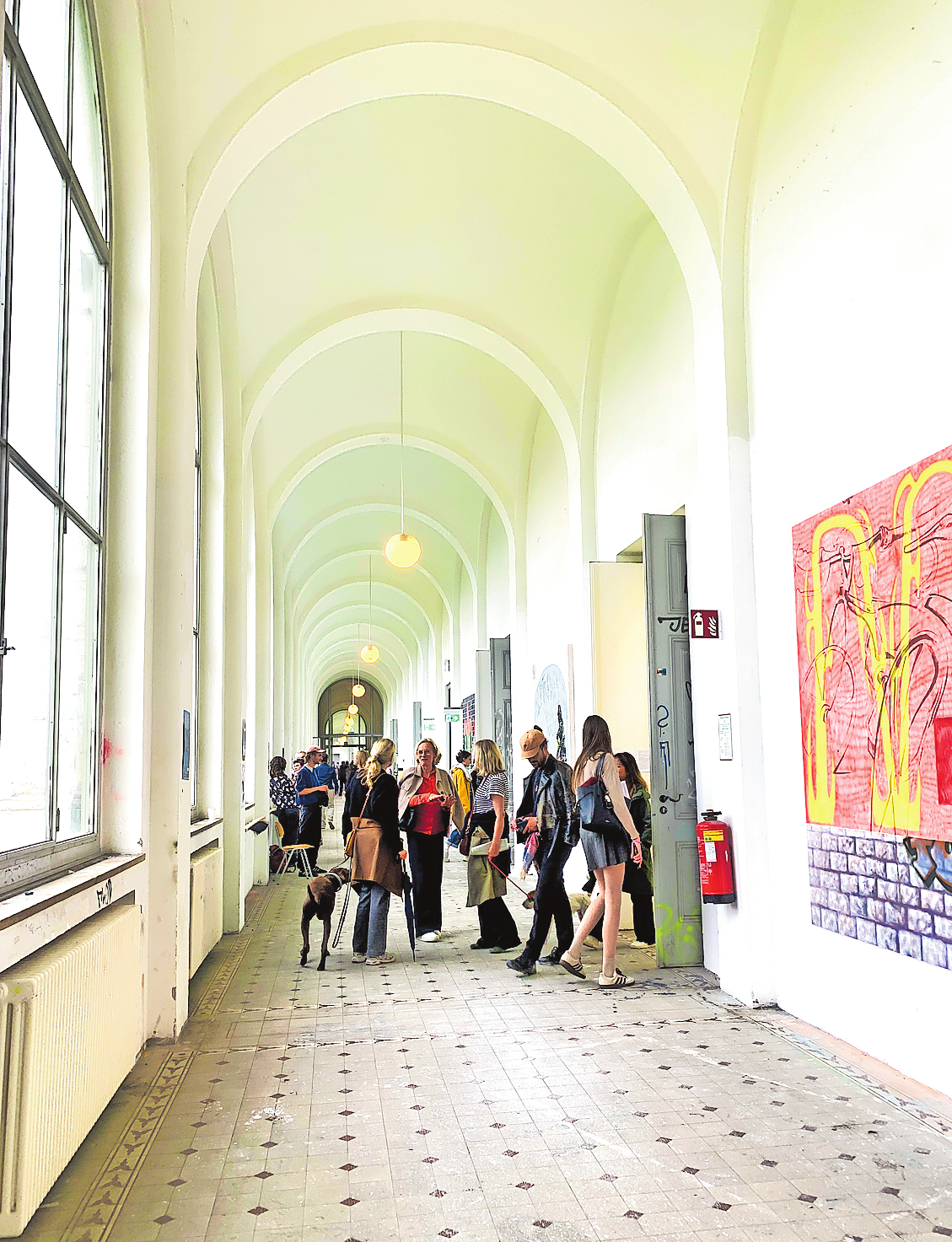 MIT KIND, KEGEL UND HUND: WÄHREND DER EINWÖCHIGEN JAHRESSAUSSTELLUNG KOMMEN TAUSENDE BESUCHER IN DIE HEILIGEN HALLEN DER KUNST.