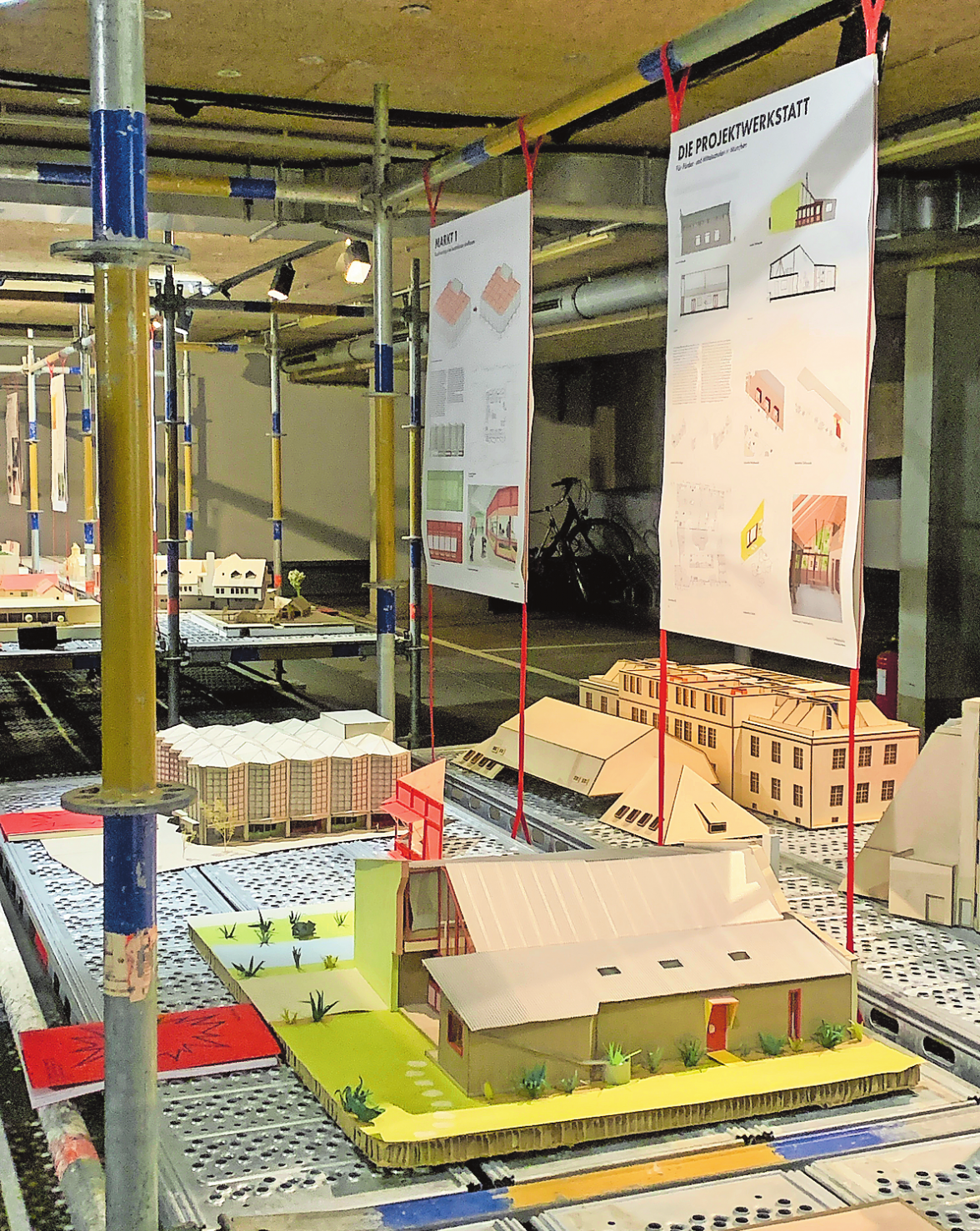 AUF BAUGERÜSTEN PRÄSENTIERTEN STUDENTEN DER FACHRICHTUNG INNENARCHITEKTUR IHRE ARBEITEN ZUM THEMA UMGESTALTUNG VON RAUM.