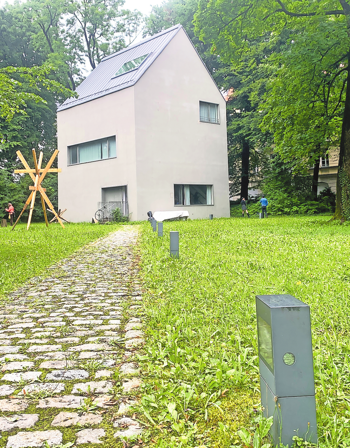 MINIMALISTISCHER KONTRAPUNKT: DAS GARTENHAUS DER ADBK WIRD VON DEN STUDIERENDEN ALS AUSSTELLUNGSRAUM UND SEMINARGEBÄUDE GENUTZT.