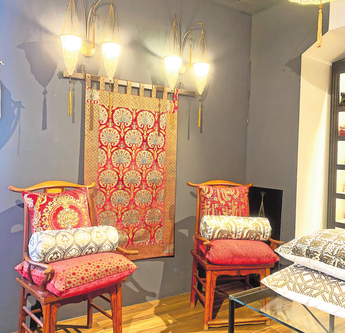 ÜPPIGE FLORALE MUSTER IN SCHIMMERNDEN TÖNEN: KISSEN, WANDBEHÄNGE UND SITZPOLSTER NACH FORTUNYENTWÜRFEN. FOTO: FRANZISKA HORN