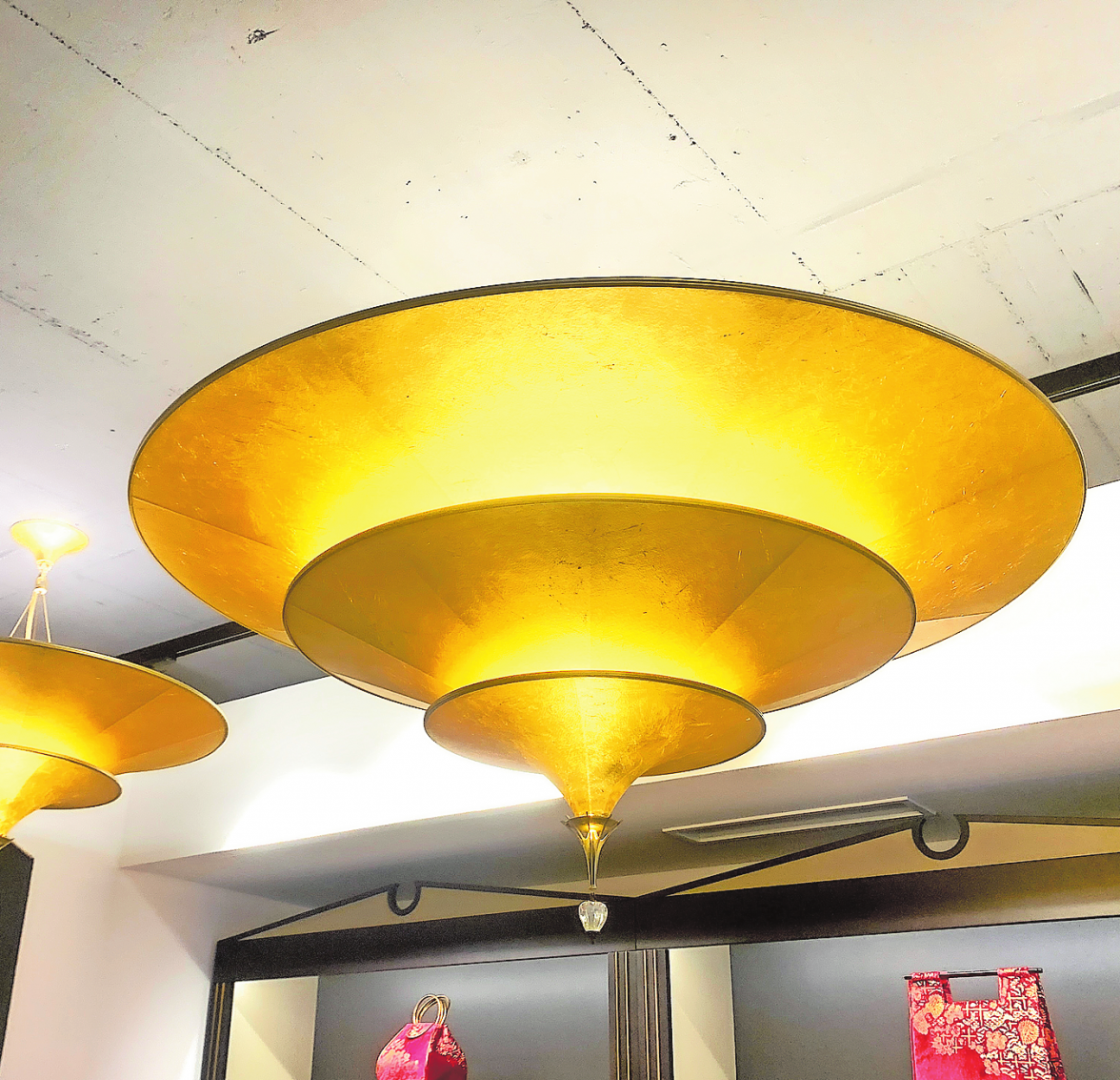 MADE IN VENICE: DIE GLASFASERLAMPE „ICARO“ IST AUF DREI EBENEN MIT 24-KARAT BLATTGOLD ÜBERZOGEN UND PASST GUT IN EIN MODERNES ODER KLASSISCHES AMBIENTE. FOTO: FRANZISKA HORN