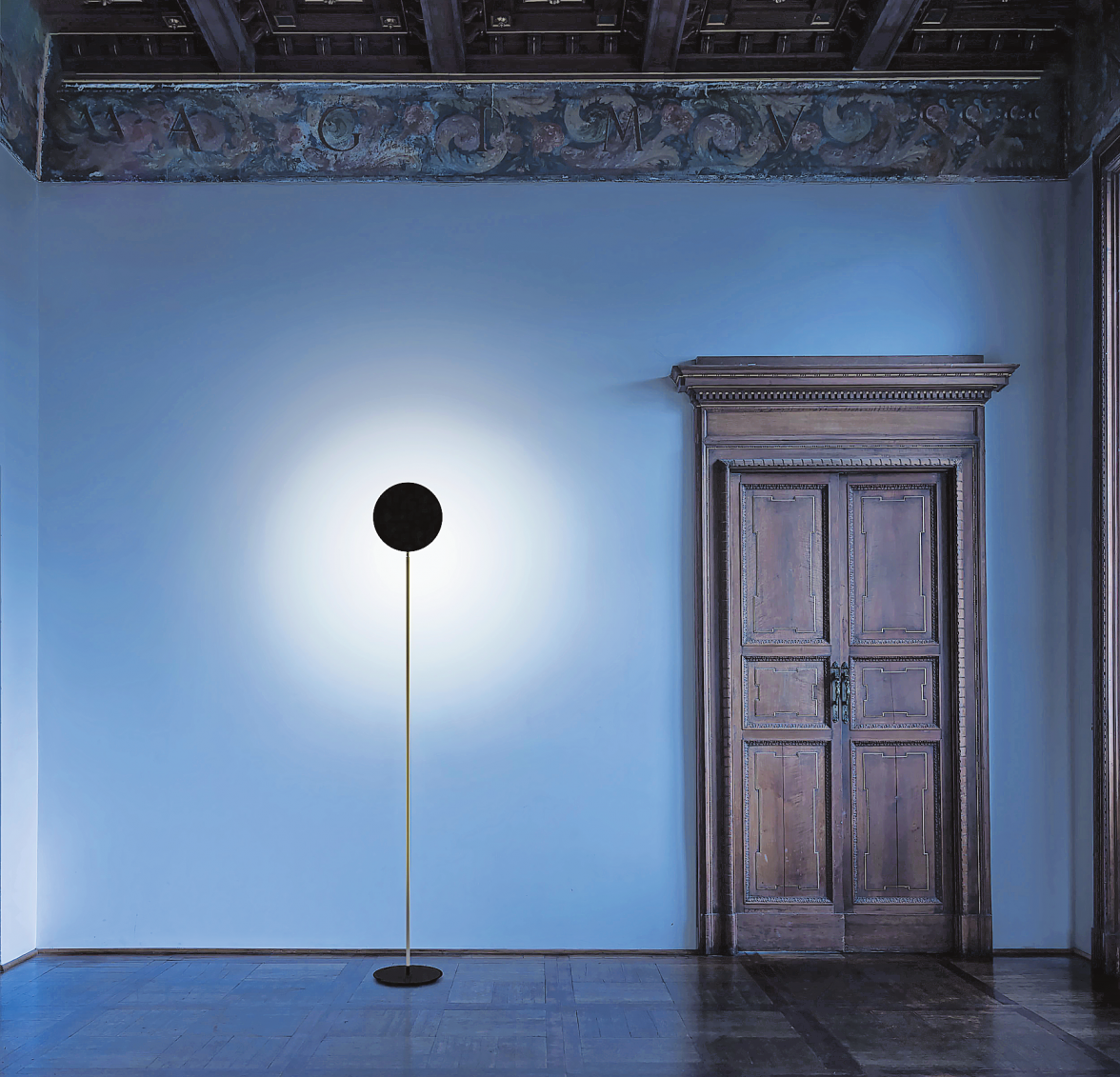 DIE LEUCHTE „STOP“ INSZENIERT EINE WAND ALS KUNSTWERK. FOTO: DAVIDEGROPPI.COM