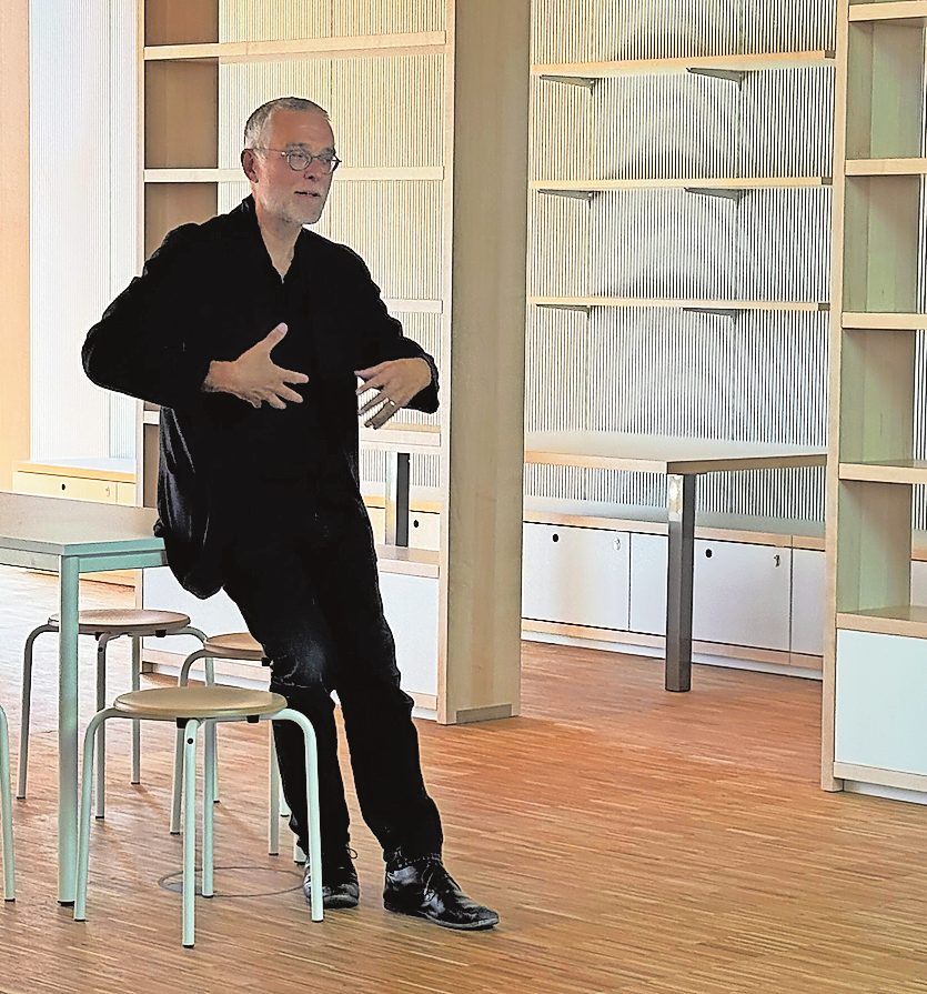 ARCHITEKT FELIX SCHÜRMANN HAT MIT DEM GYMNASIUM HERRSCHING DAS LERNHAUSPRINZIP WEITERENTWICKELT. FOTO: PATRIZIA STEIPE