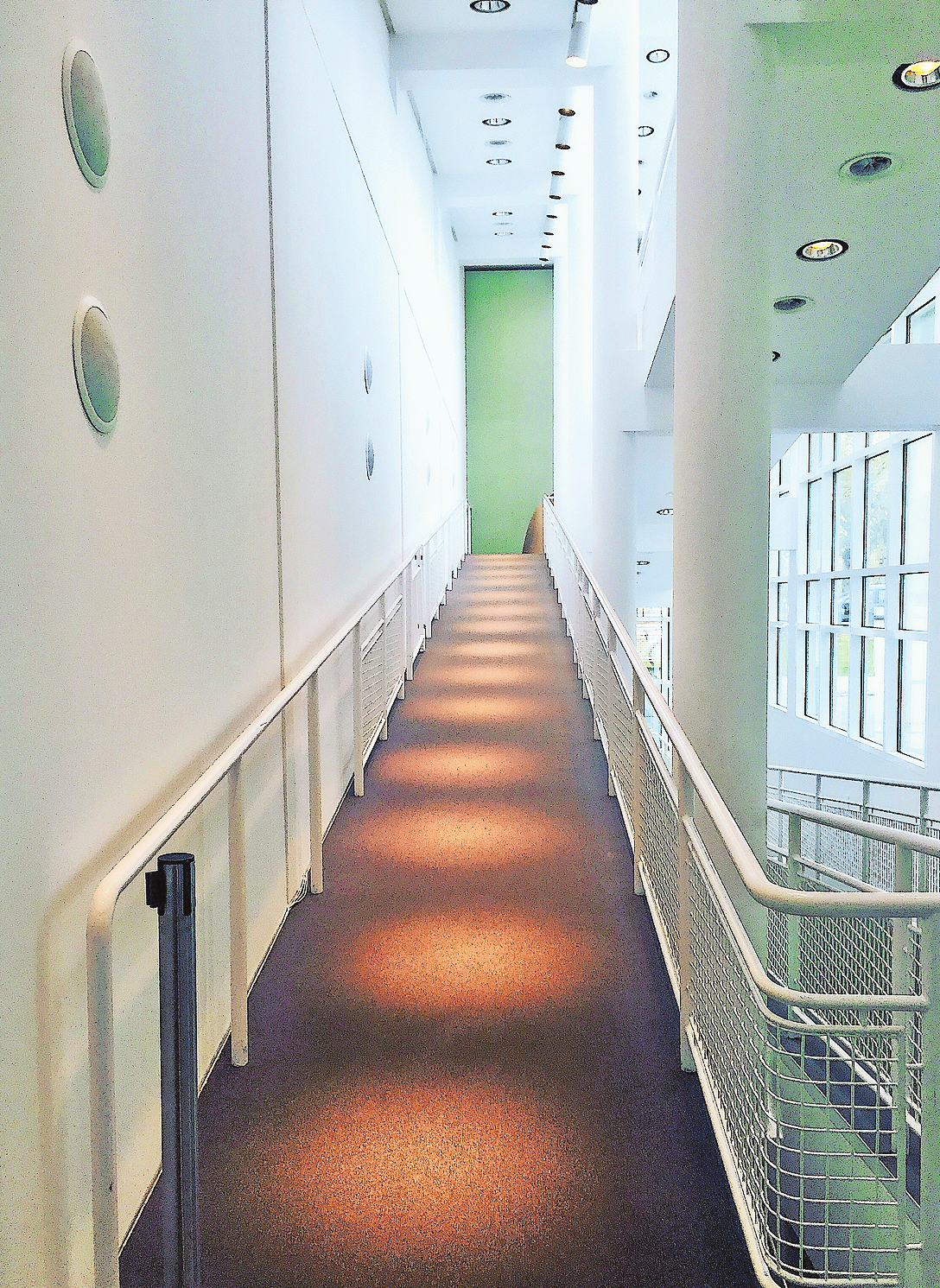 WELCH SPIEL DER PROPORTIONEN: STATT TREPPEN VERBINDET DIESER GANG DIE STOCKWERKE IM MAK FRANKFURT. FOTO: FRANZISKA HORN