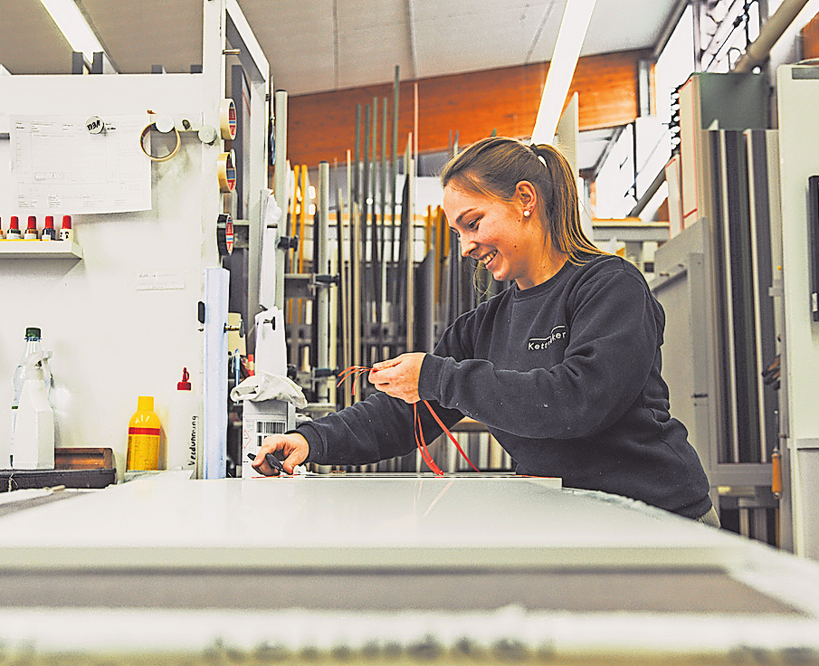 IM MODERNEN MÖBELBAU SIND TECHNIK UND HANDWERK ENG MITEINANDER VERWACHSEN.